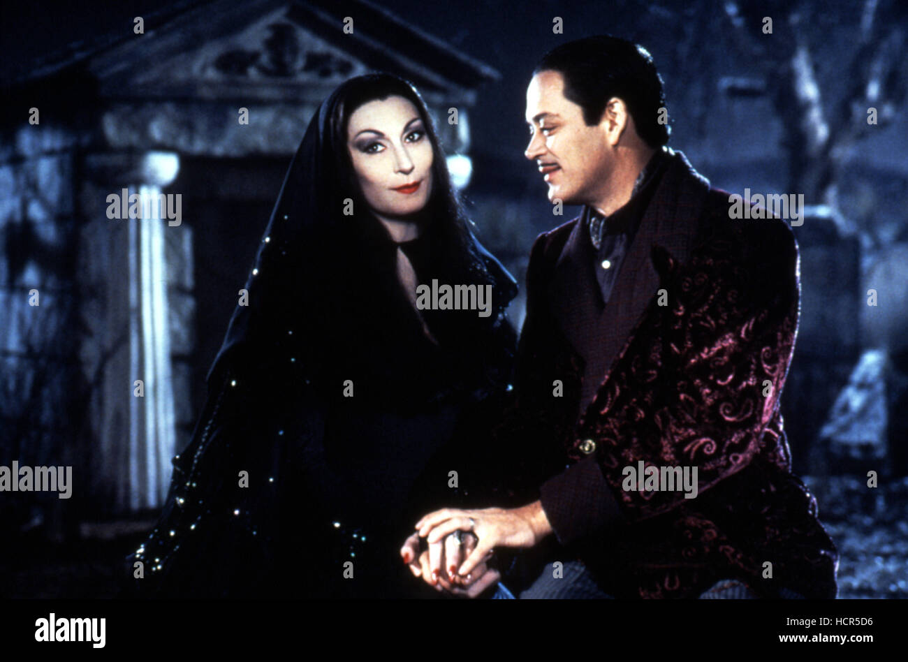 ADDAMS FAMILY VALUES, Anjelica Huston, Raul Julia, 1993. ©Paramount