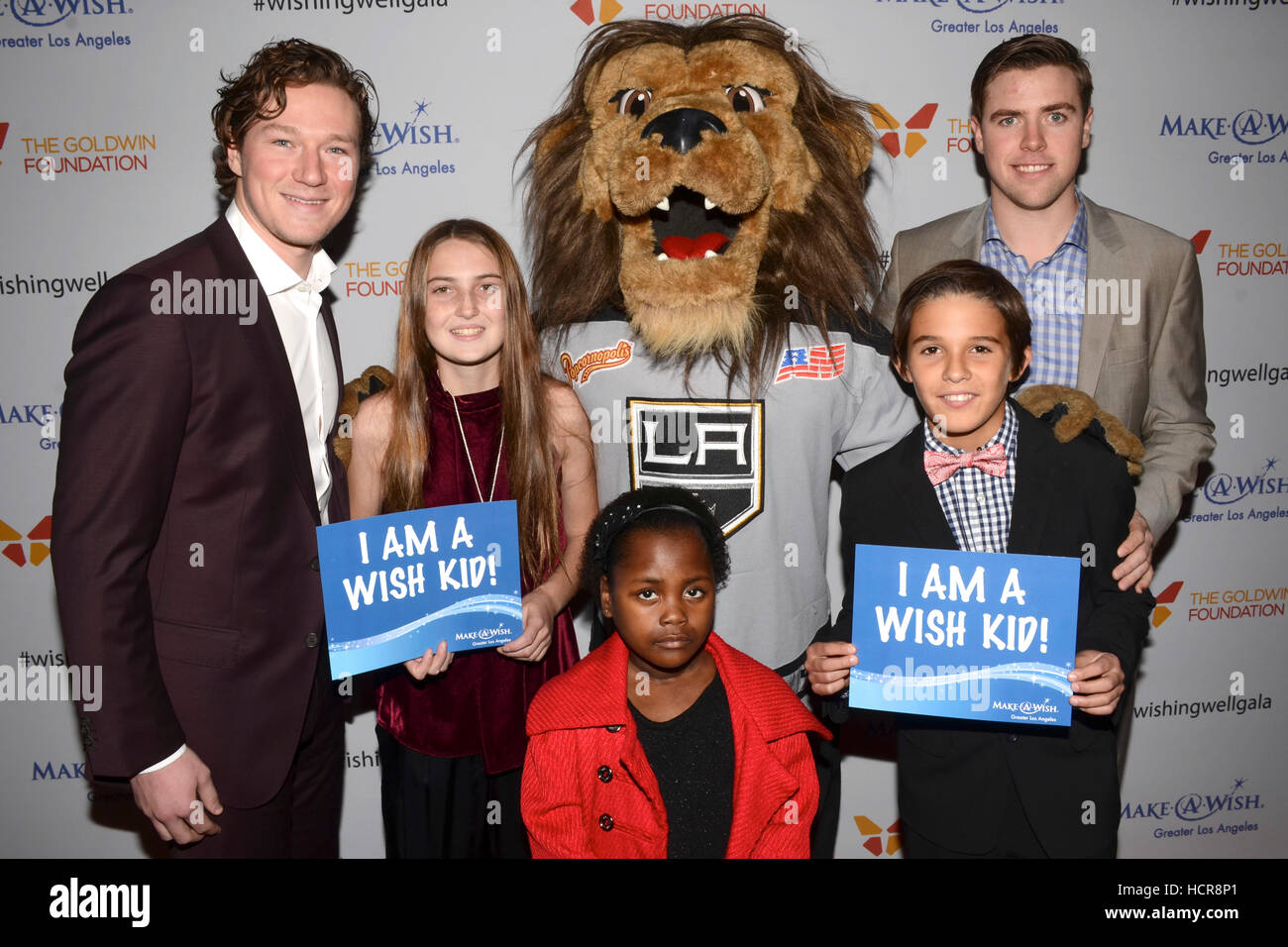 Los Angeles Kings mascot Bailey wears a Los Angeles Chargers jersey  Fotografía de noticias - Getty Images