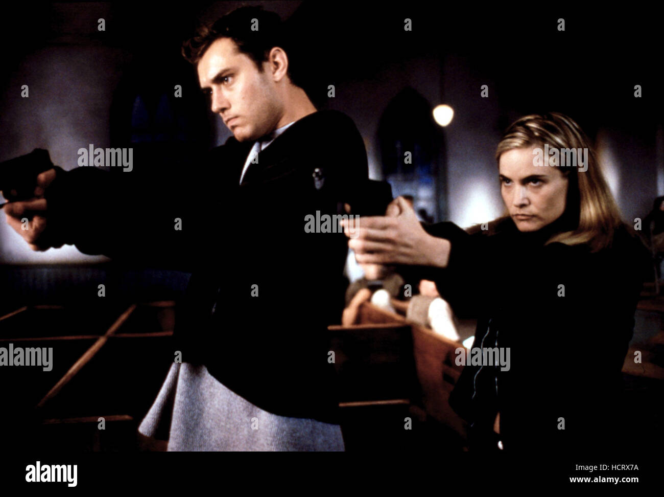 EXISTENZ, Jude Law, Jennifer Jason Leigh, 1999, pointing guns Stock