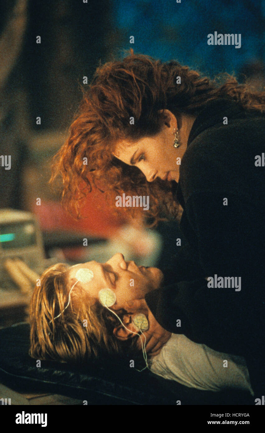 FLATLINERS, (from left) Kiefer Sutherland, Julia Roberts, 1990 Stock