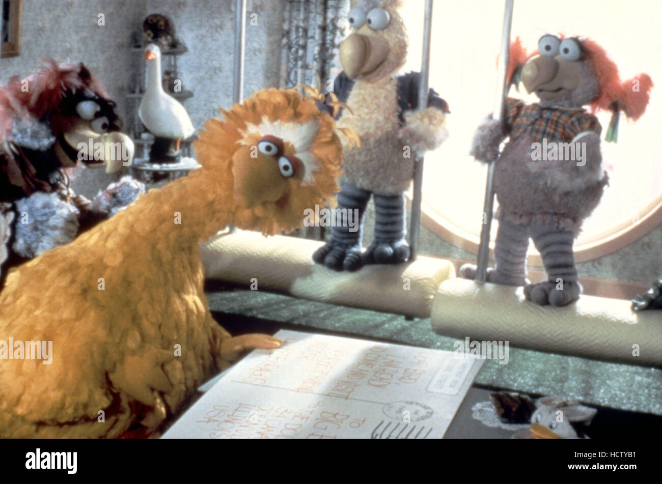 FOLLOW THAT BIRD, (aka SESAME STREET PRESENTS FOLLOW THAT BIRD), Mommy  Dodo, Big Bird, Donnie Dodo, Marie Dodo, 1985, (c)Warner Stock Photo - Alamy