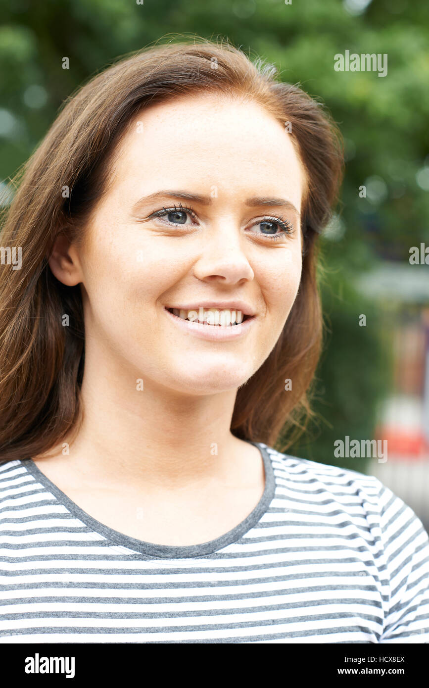 Girl head and shoulders smiling hires stock photography and images Alamy
