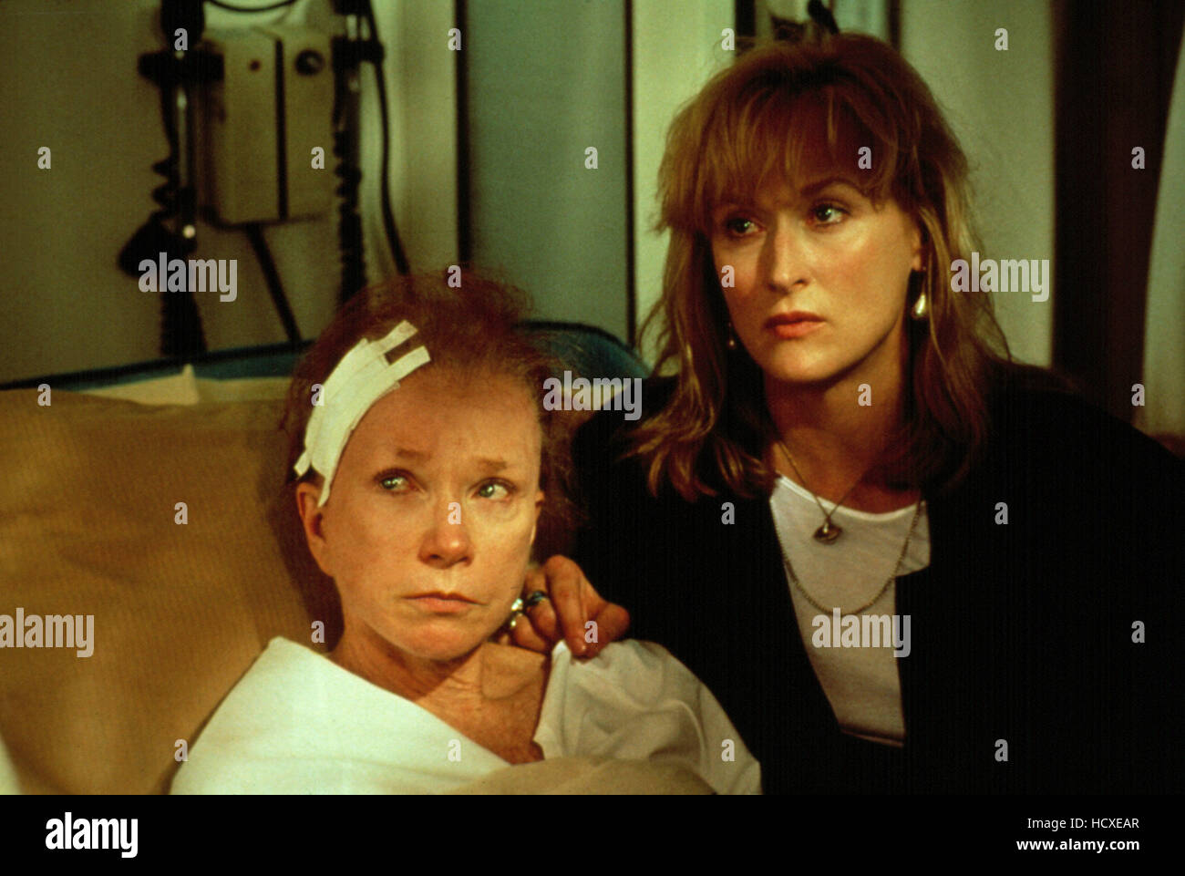 POSTCARDS FROM THE EDGE, Shirley MacLaine, Meryl Streep, 1990 Stock