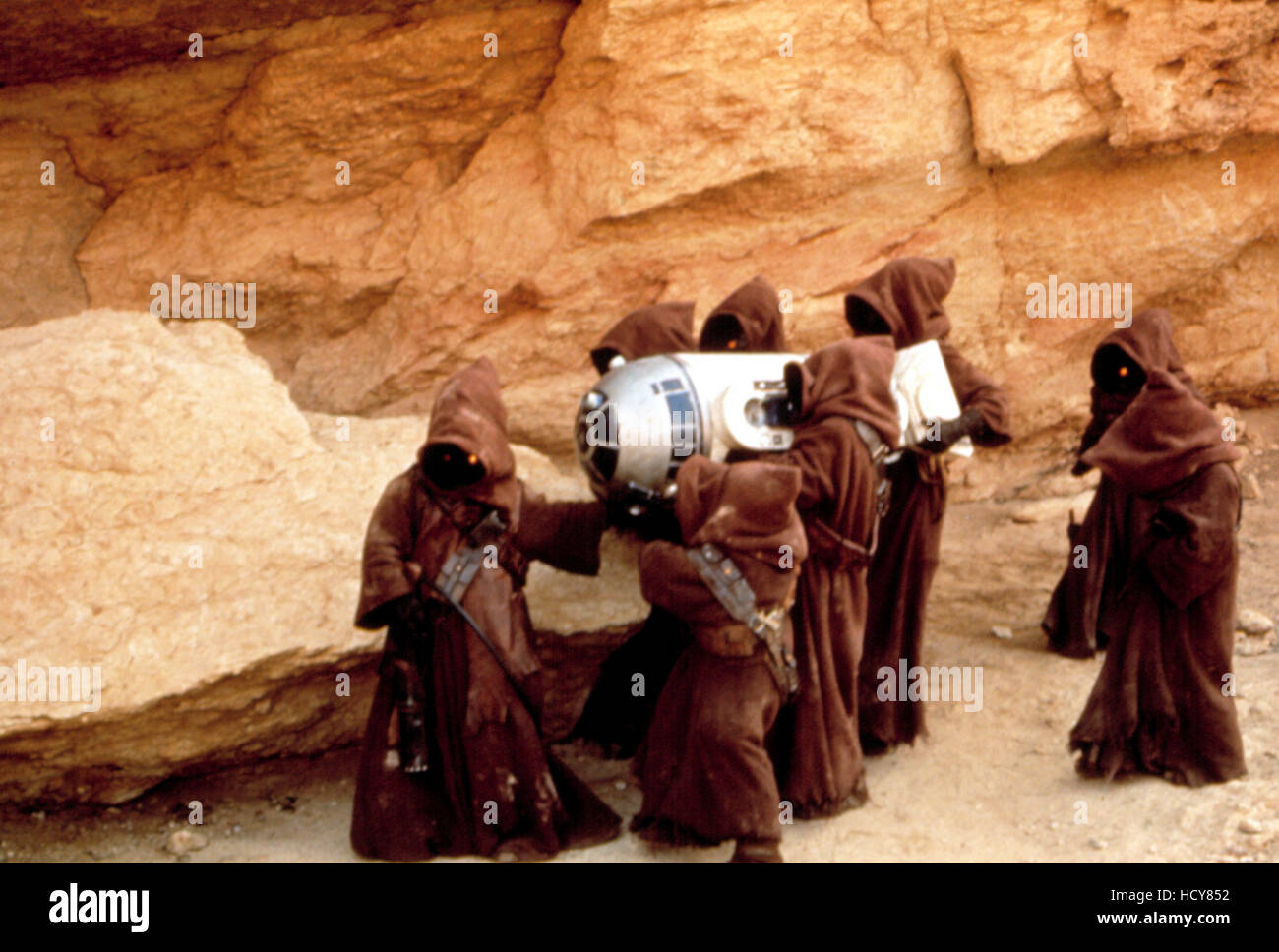 STAR WARS, (aka STAR WARS: EPISODE IV - A NEW HOPE), R2D2, Jawas, 1977 Stock Photo