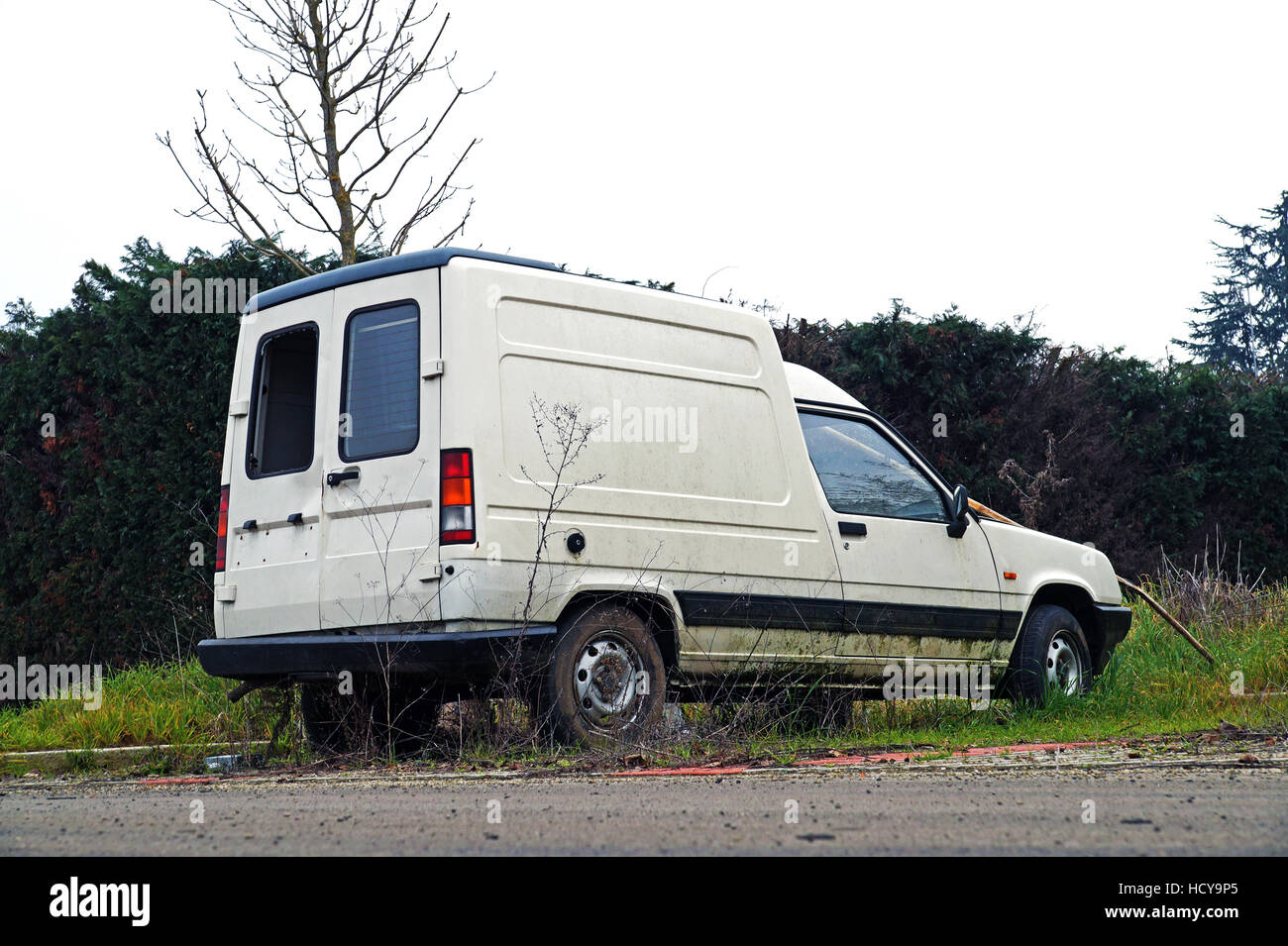 Abandoned car roadside hi-res stock photography and images - Alamy