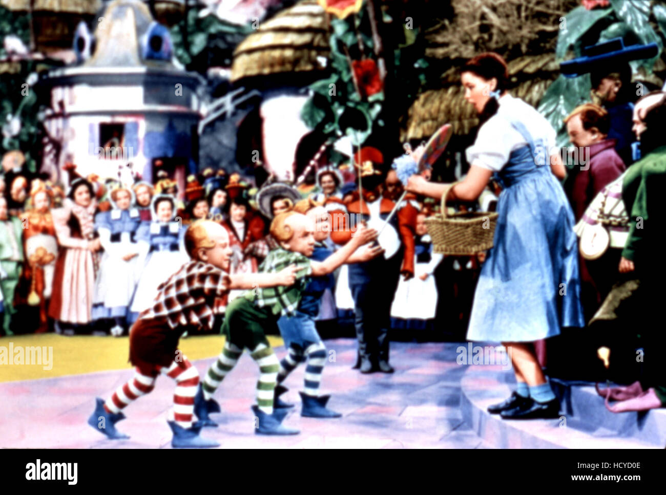 THE WIZARD OF OZ, Judy Garland, The Lollipop Guild (Jerry Maren, left