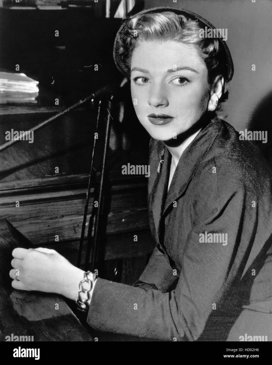 Anne Baxter in a Los Angeles court testifying in her divorce from John Anne Baxter in a Los Angeles court testifying in her divorce from John