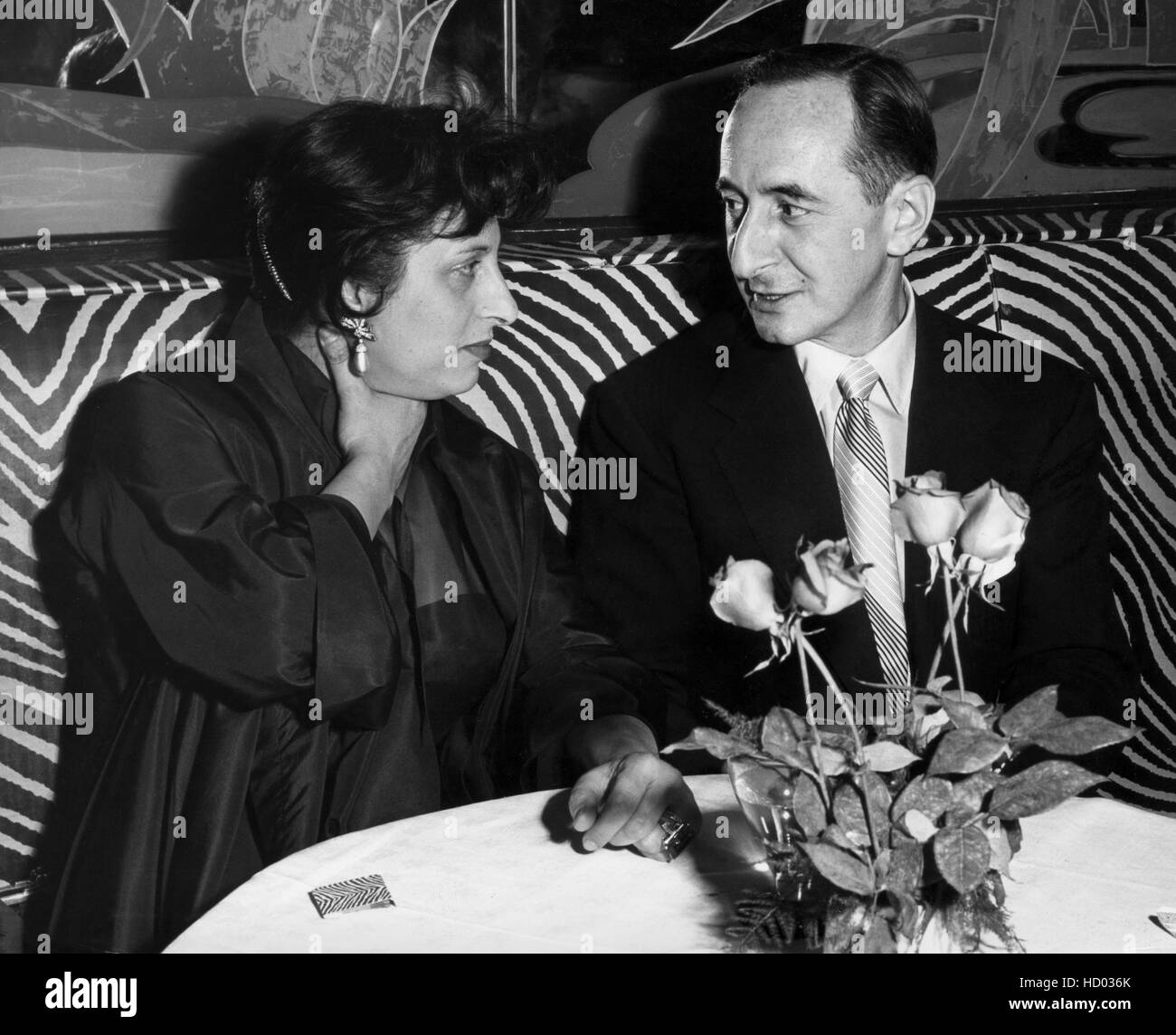 Anna Magnani chats with N.Y. Post Columnist Leonard Lyons at El Morocco in N.Y.C., 1953. Stock Photo