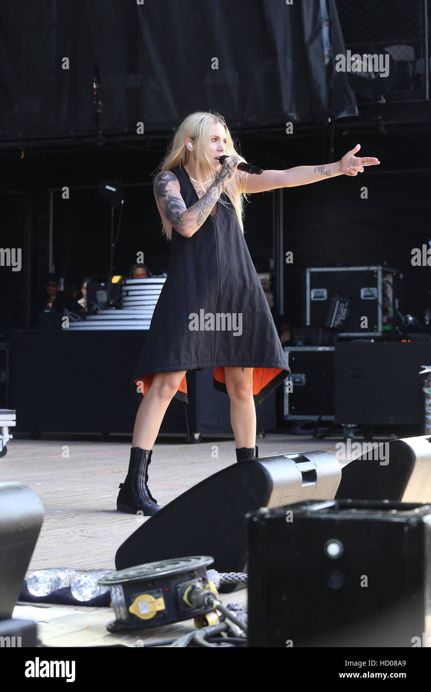 Watch Skylar grey on stage video Watch Skylar grey on stage video