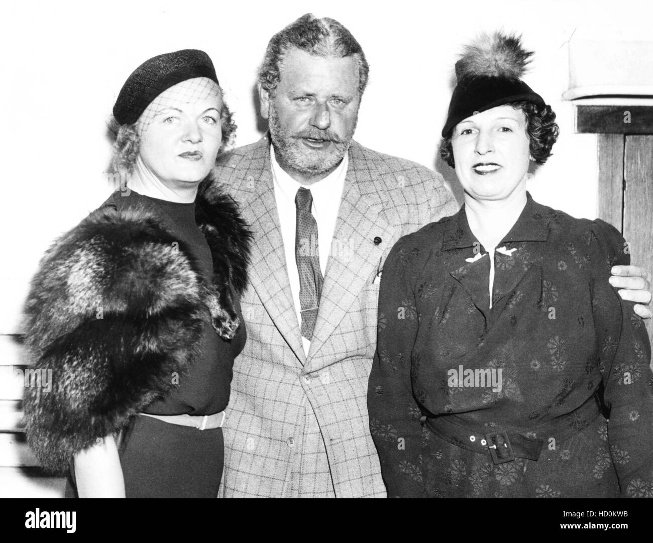 From left: artist Evelyn Carnill with Alan Hale and his wife Gretchen Hartman aboard the S.S. Aquitania, 1936 Stock Photo