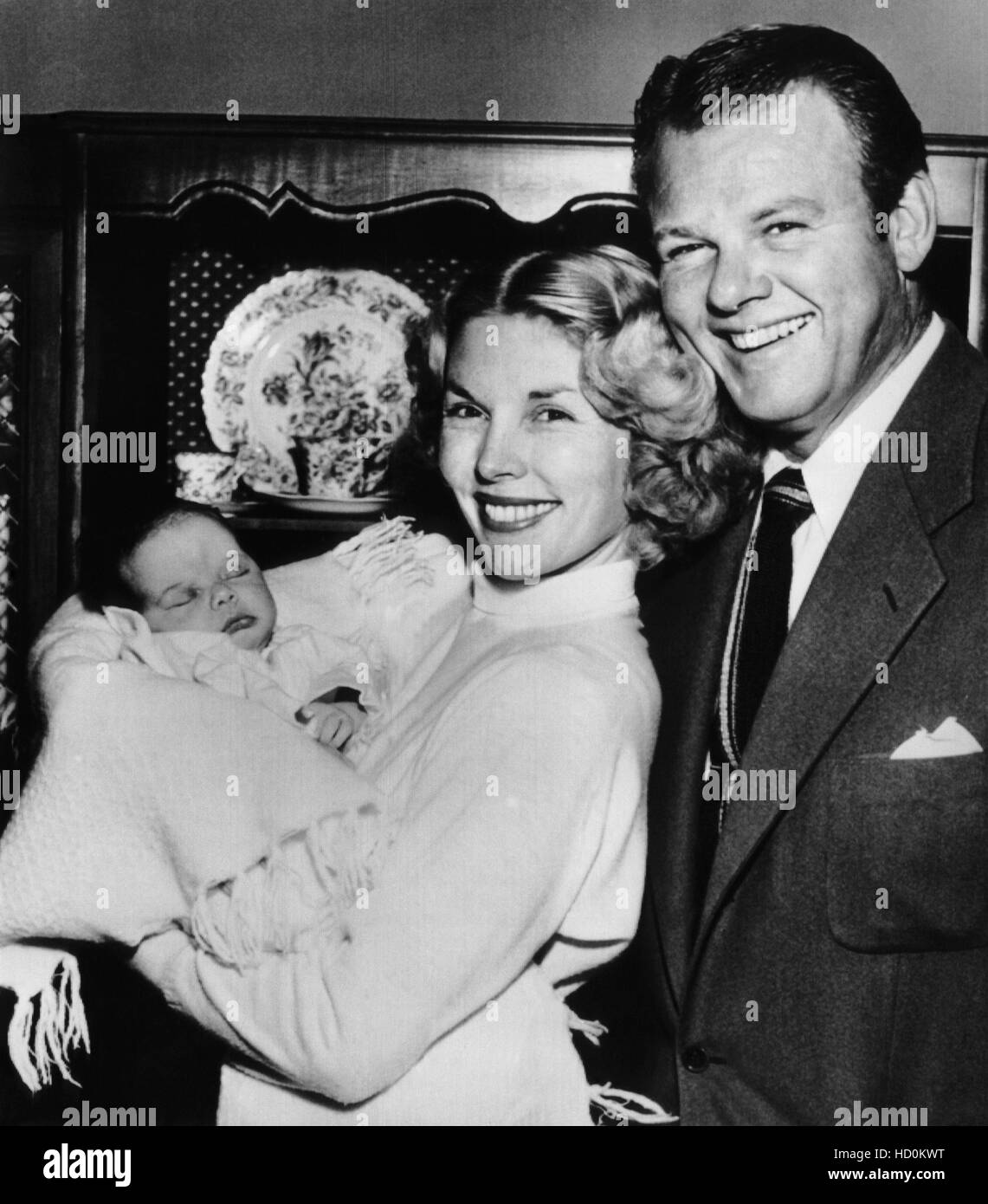 Naomi and Alan Hale Jr. with their daughter, Lana Hale, 1952 Stock Photo -  Alamy, image size:1141x1390