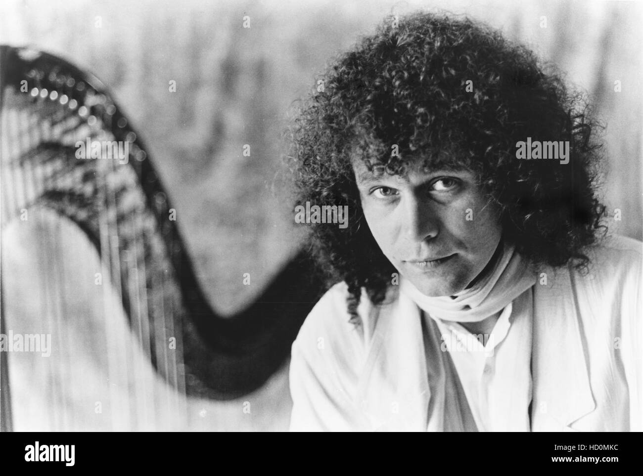 andreas-vollenweider-with-his-harp-1989-c-columbia-records