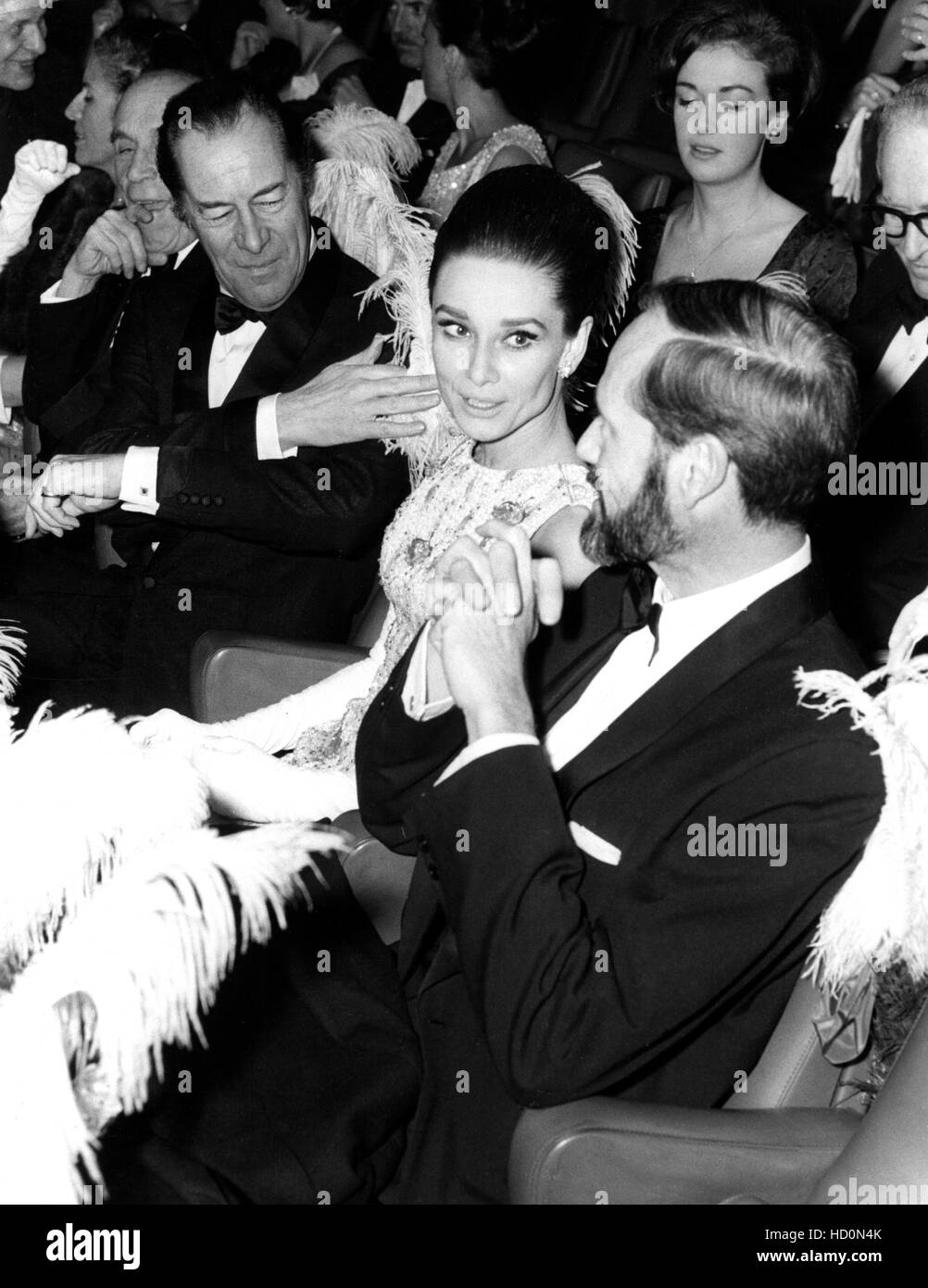 Audrey Hepburn (center), Rex Harrison (l.), Mel Ferrer at the premiere