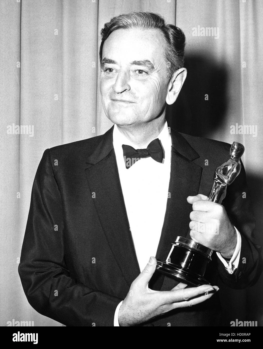 David Lean with his Academy Award for the 1962 film LAWRENCE OF ARABIA ...