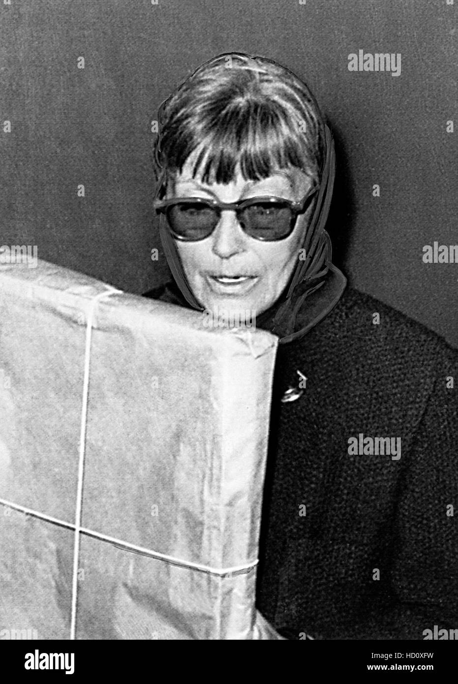 GRETA GARBO, arriving at JFK Airport, NY, hiding behind sunglasses, to  avoid the photographers, 10/7/64 Stock Photo - Alamy