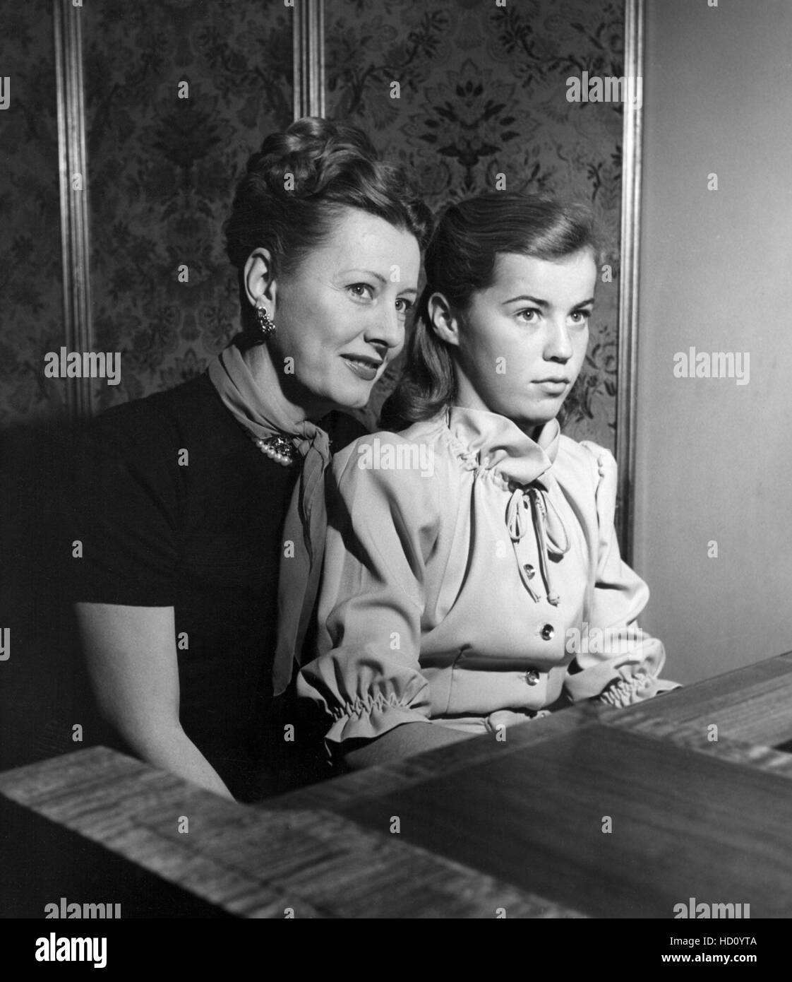 Irene Dunne with daugter Mary Francis Griffin, 1948 Stock Photo - Alamy, image size:1122x1390