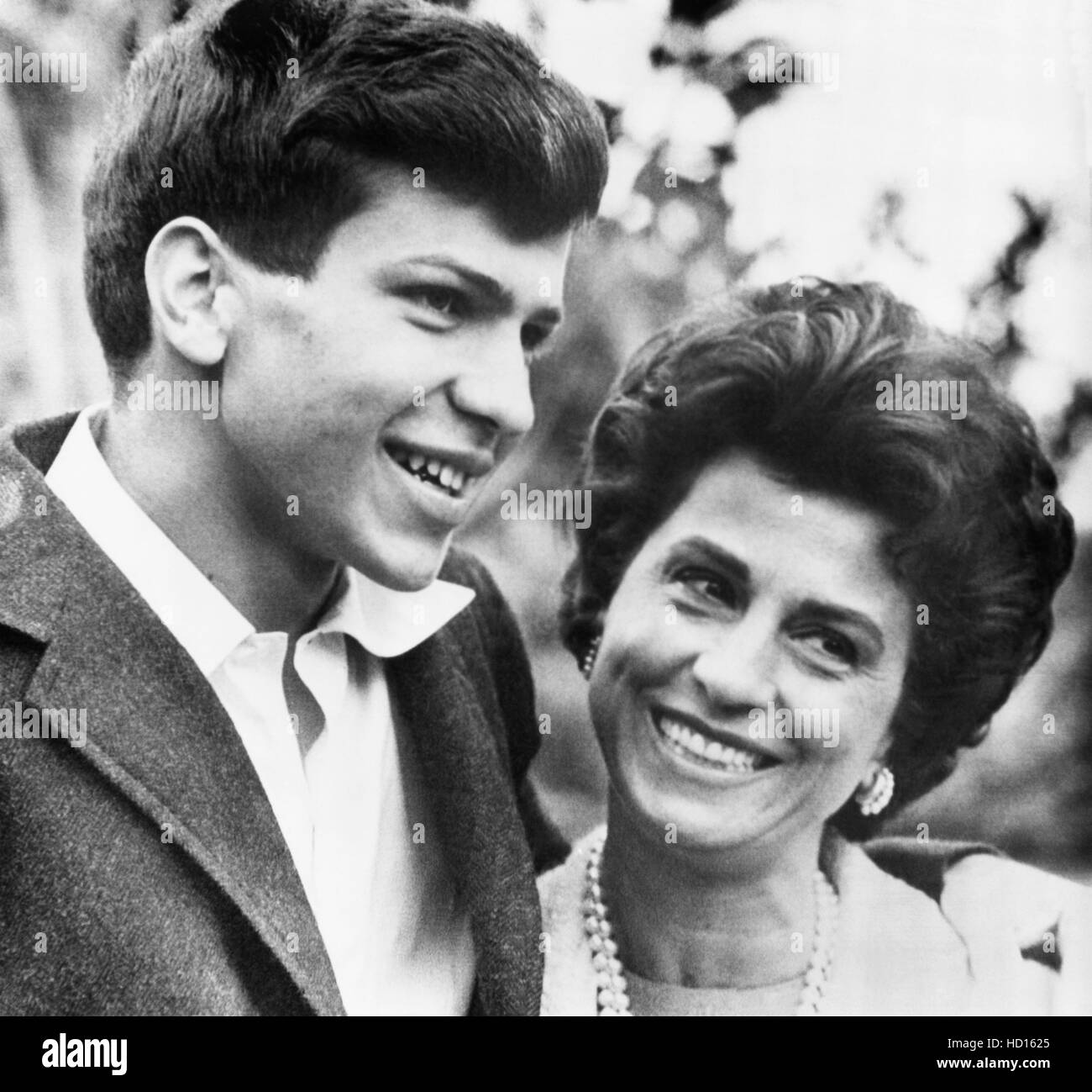 Frank Sinatra Jr. with his mother Nancy Sinatra after he was released