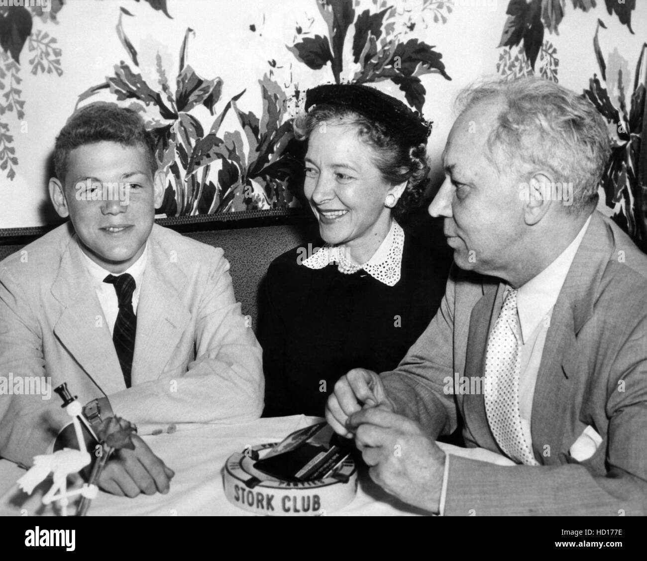 Helen Hayes with son, James MacArthur, husband, Charles MacArthur, Stork  Club, New York City, 1953 Stock Photo - Alamy