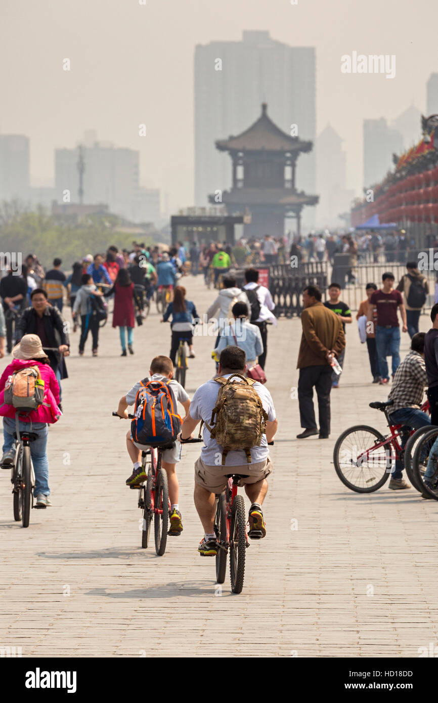Chinese tourists on bicycles on Xian city walls, Shaanxi, China Stock Photo