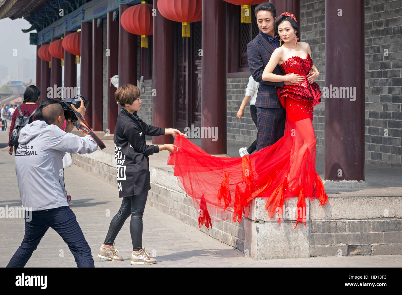 Chinese photographer photographing bride and groom on Xian city walls, China Stock Photo