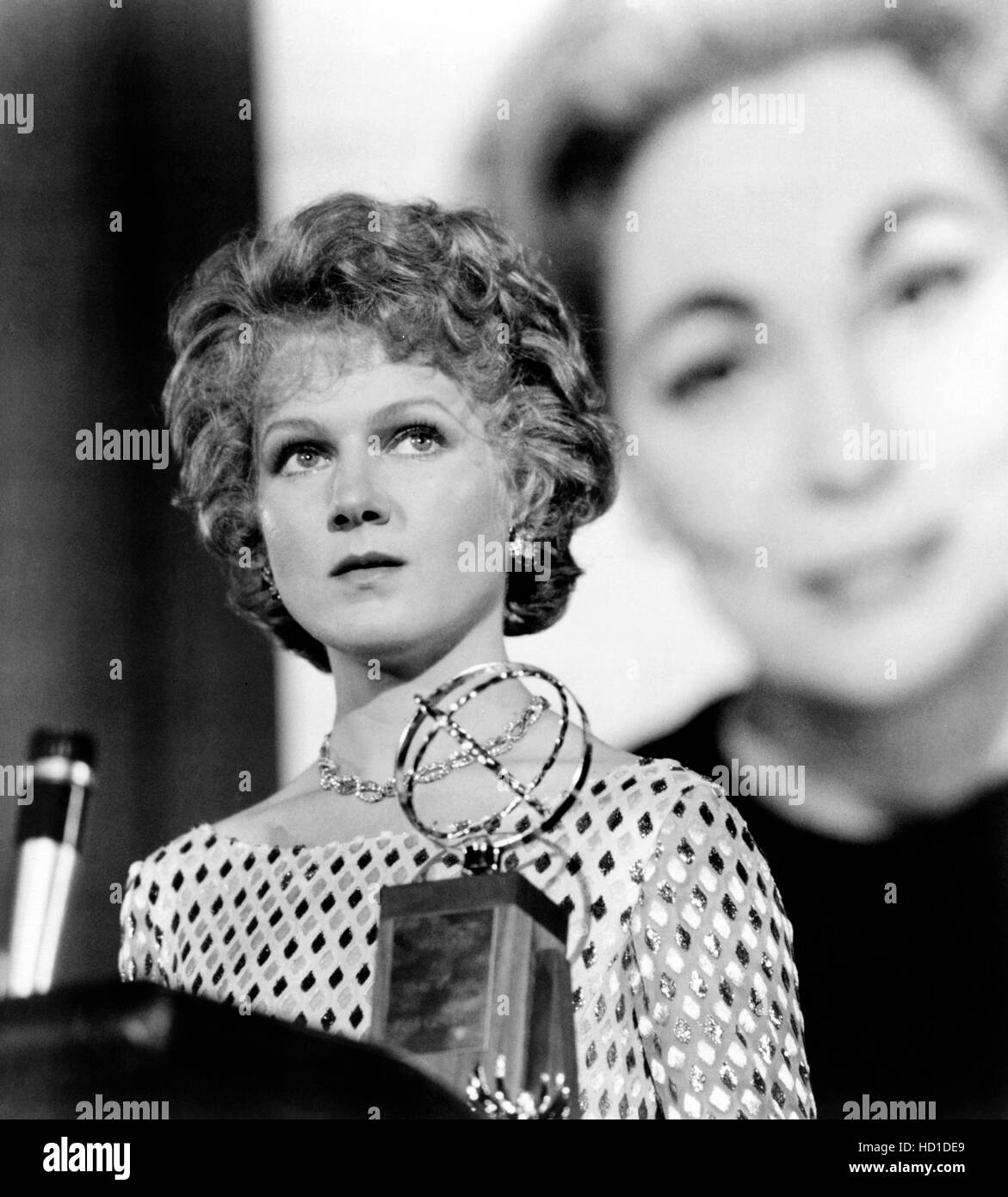 Mommie Dearest Diana Scarwid Faye Dunaway In Photo Back 1981 ©paramountcourtesy Everett 0300