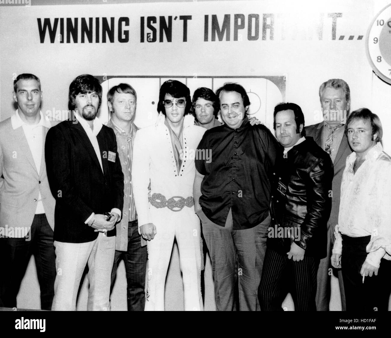 From left, Dick Grob, Sonny West, Red West, Elvis Presley, Jerry Schilling, Lamar  Fike, Joe Esposito, Vernon Presley, ca. 1973 Stock Photo - Alamy