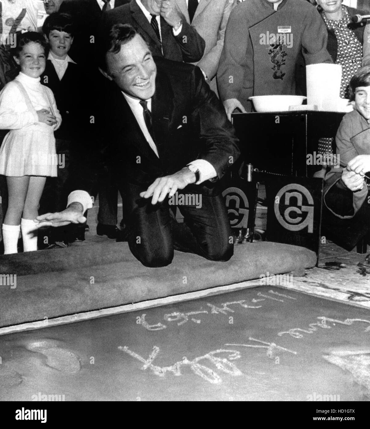 GENE KELLY, getting handprints done for Grauman's Chinese Theatre circa  1969 Stock Photo - Alamy