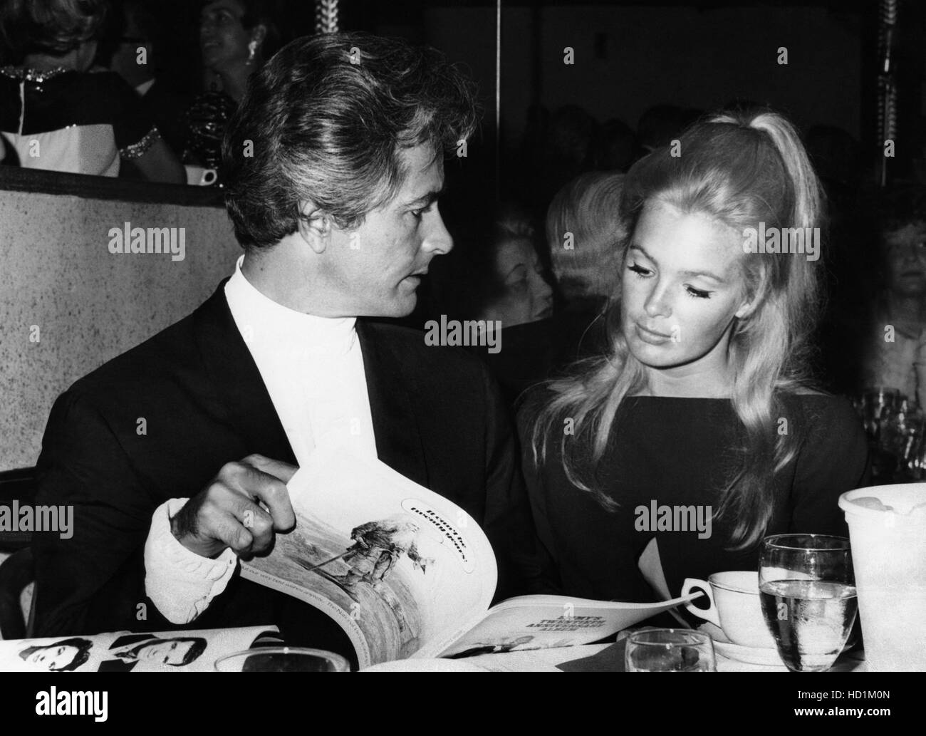 John Derek, left, and his third wife, Linda Evans, 1968 Stock Photo - Alamy