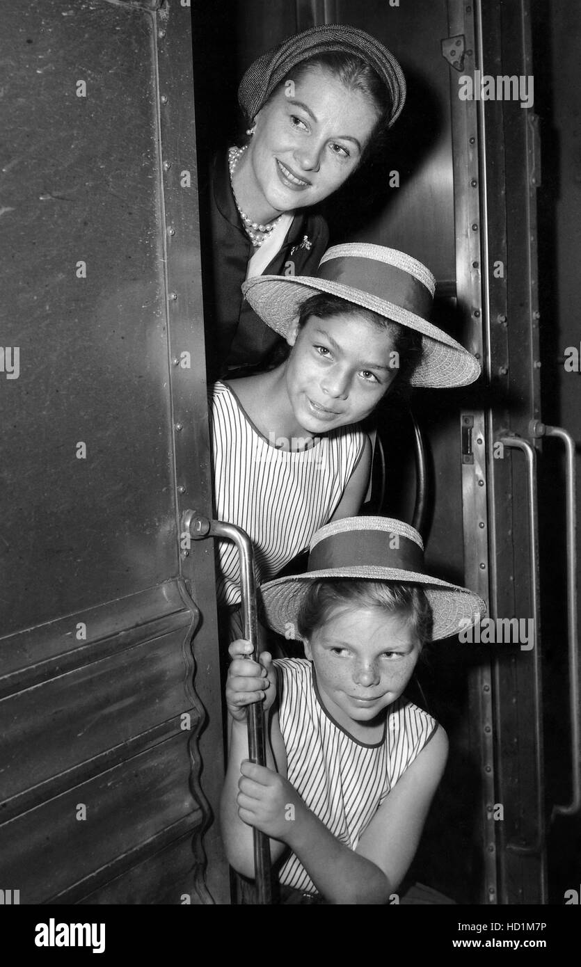 Joan Fontaine with daughters, Deborah (bottom) and Martita, June 19, 1957  Stock Photo - Alamy