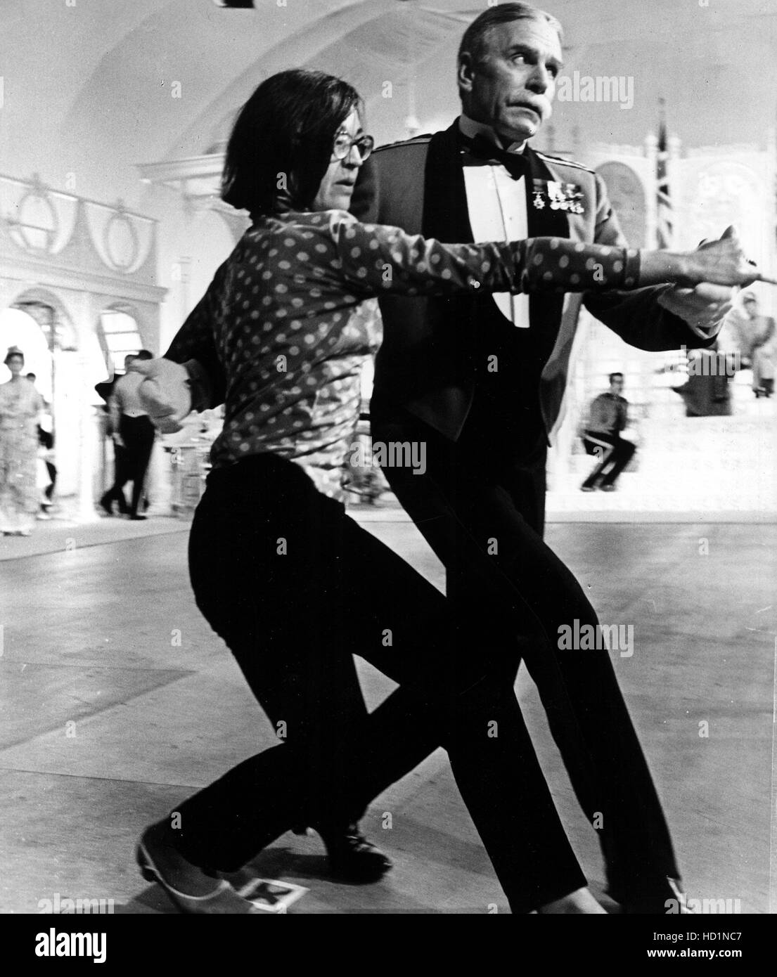 Laurence Olivier and choreographer Eleanor Fazan on the set of OH! WHAT A LOVELY WAR, 1969 Stock Photo