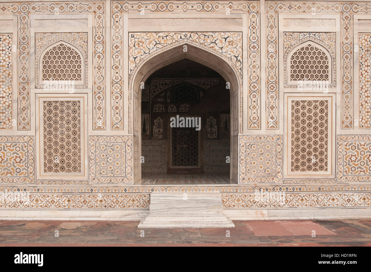 Ornate white marble Mughal tomb (I'timad-ud-Daulah). 17th Century AD. Stock Photo
