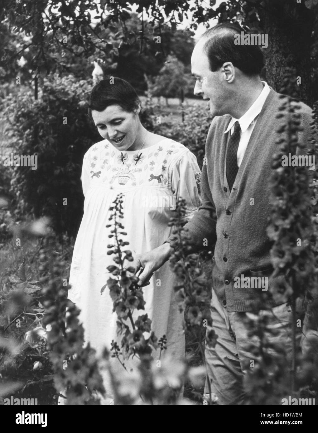 Patrica Neal, left, with her husband, author Roald Dahl, during Neal's
