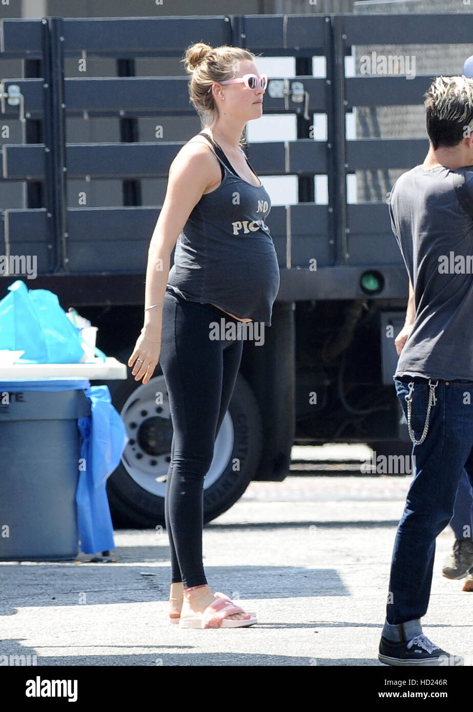 Vince Vaughn Barefoot >> Pregnant Behati Prinsloo Visits Husband Adam Levine On The Vince Vaughn Barefoot >> Pregnant Behati Prinsloo Visits Husband Adam Levine On The