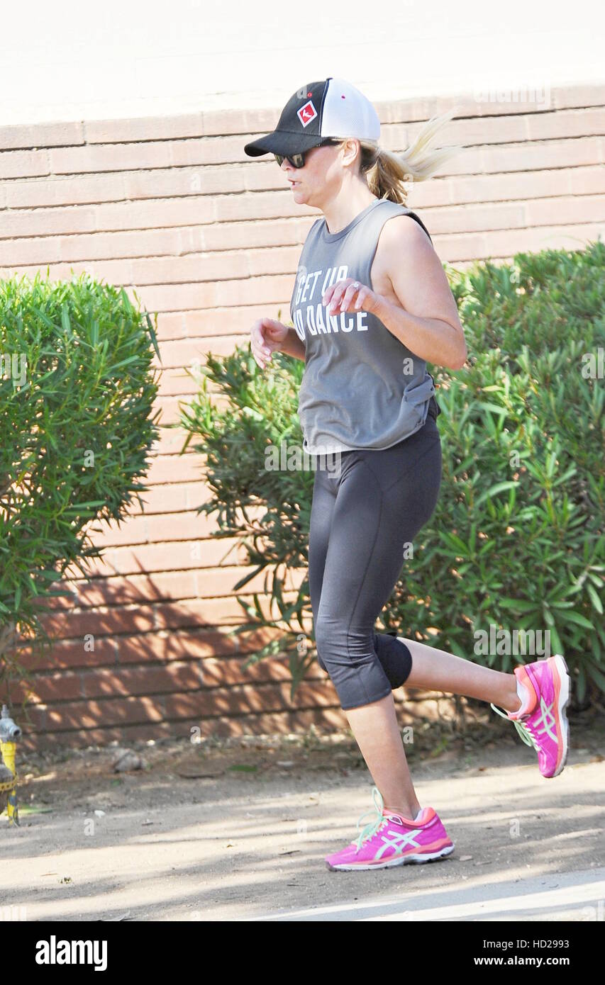 reese witherspoon jogging
