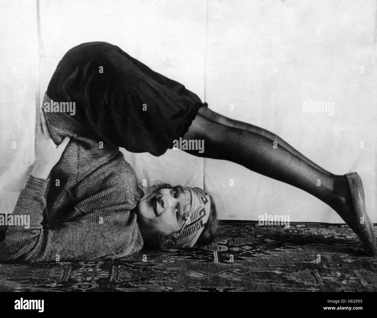 Silnt movie actress Marguerite de la Motte, doing her daily exercises ...