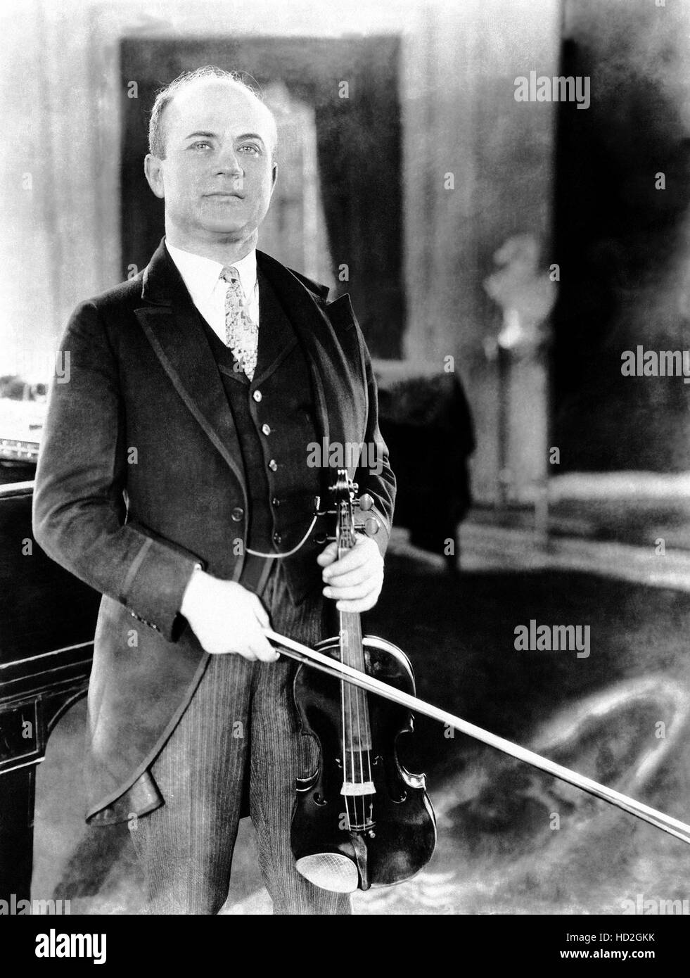 Violinist Mischa Elman, in a 1926 Vitaphone short Stock Photo Alamy