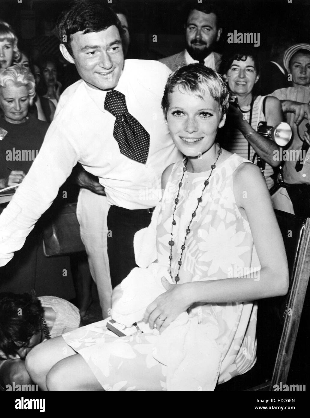ROSEMARY'S BABY, Vidal Sassoon cutting Mia Farrow's hair on set, 1968