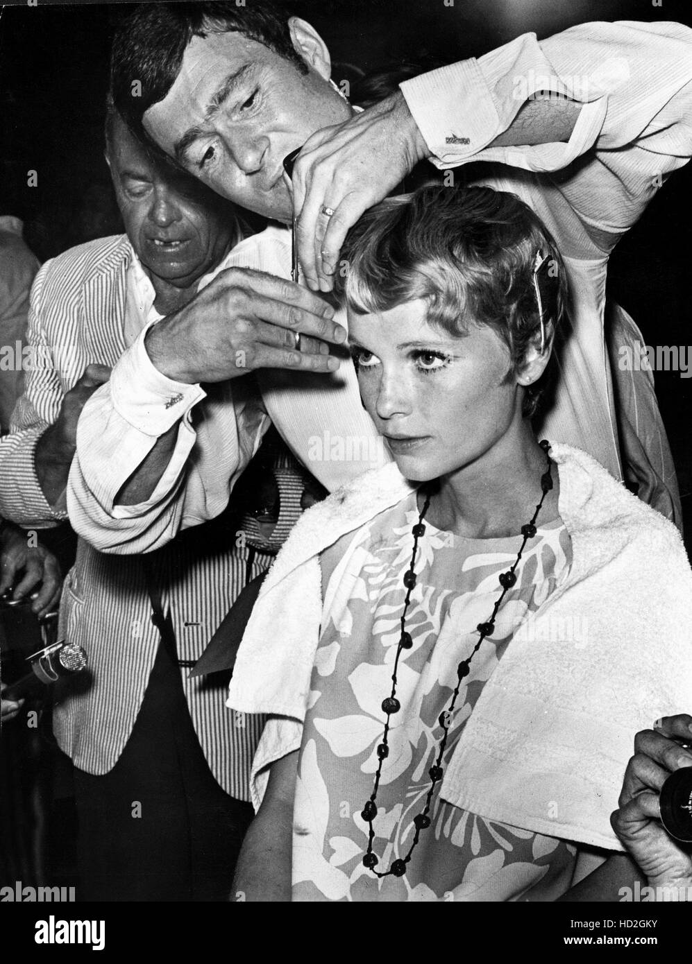 ROSEMARY'S BABY, Vidal Sassoon cutting Mia Farrow's hair on set, 1968