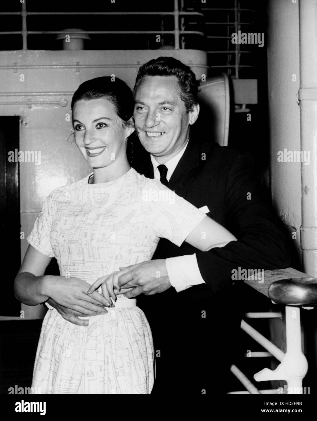 Peter Finch, right, and his second wife, Yolande Turner, arriving in New York from England, 1959 Stock Photo