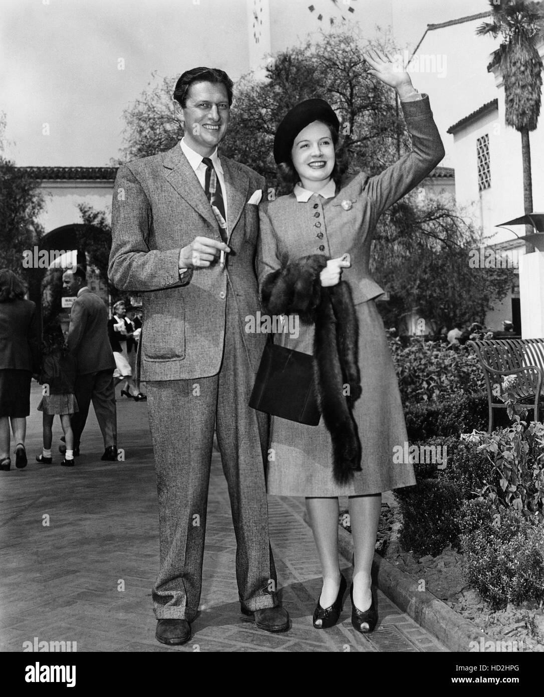 Actor and publisher Peter Murray-Hill, left, and his wife, Phyllis Calvert,  arriving in Hollywood, 1946 Stock Photo - Alamy