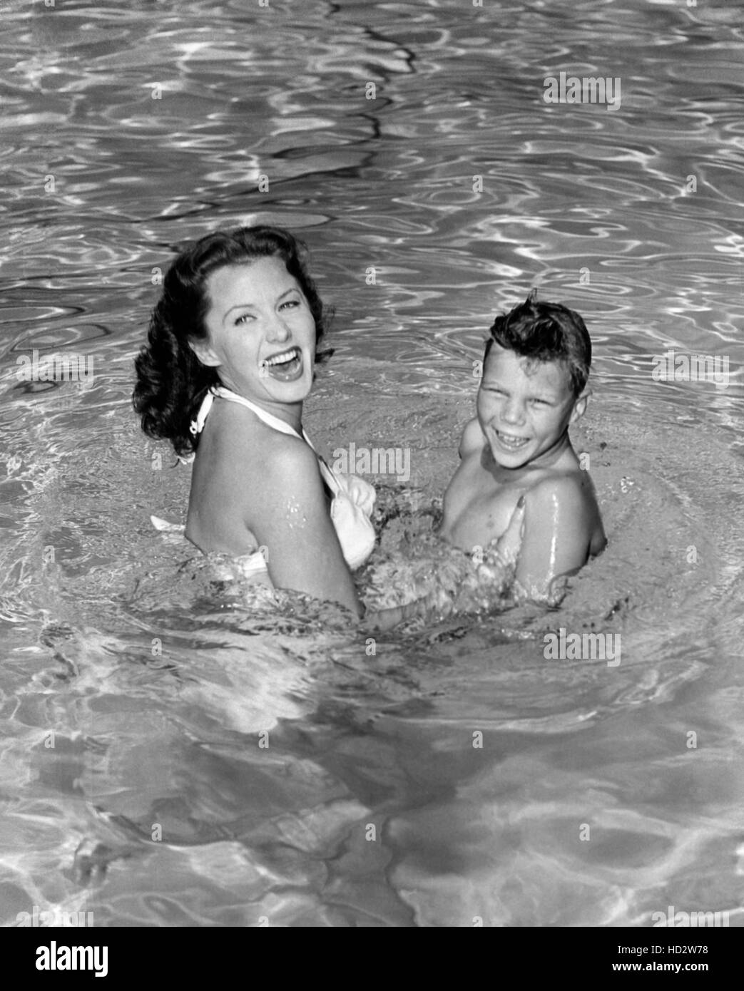 Rhonda Fleming with son, Kent Lane, Sun Valley, Idaho, 1952 Stock Photo