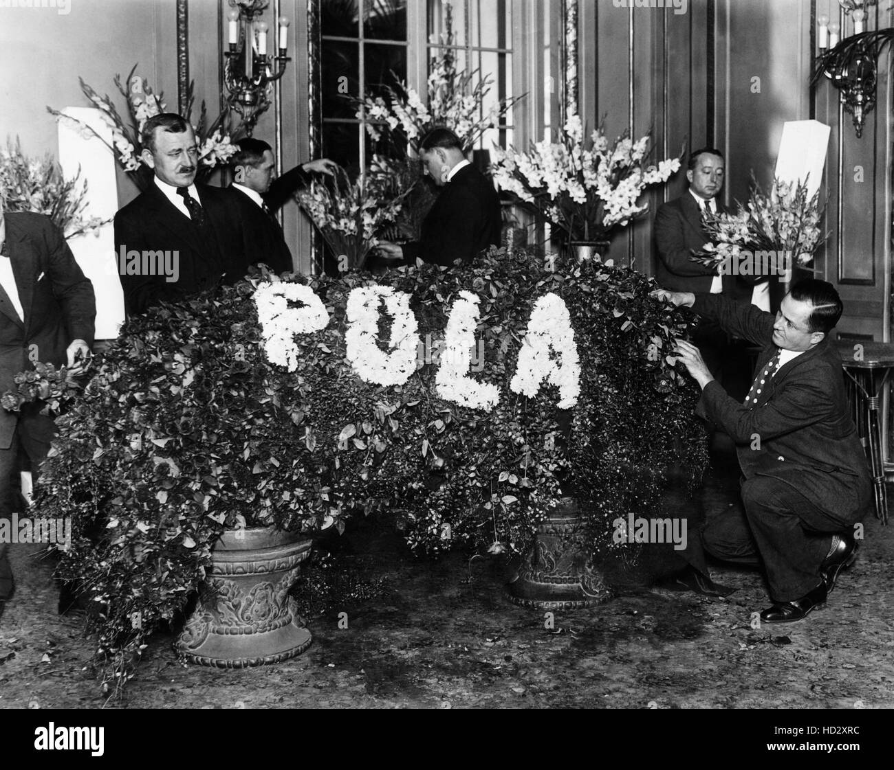 Floral tribute from Pola Negri for Rudolph Valentino's funeral, August 29,  1926 Stock Photo - Alamy