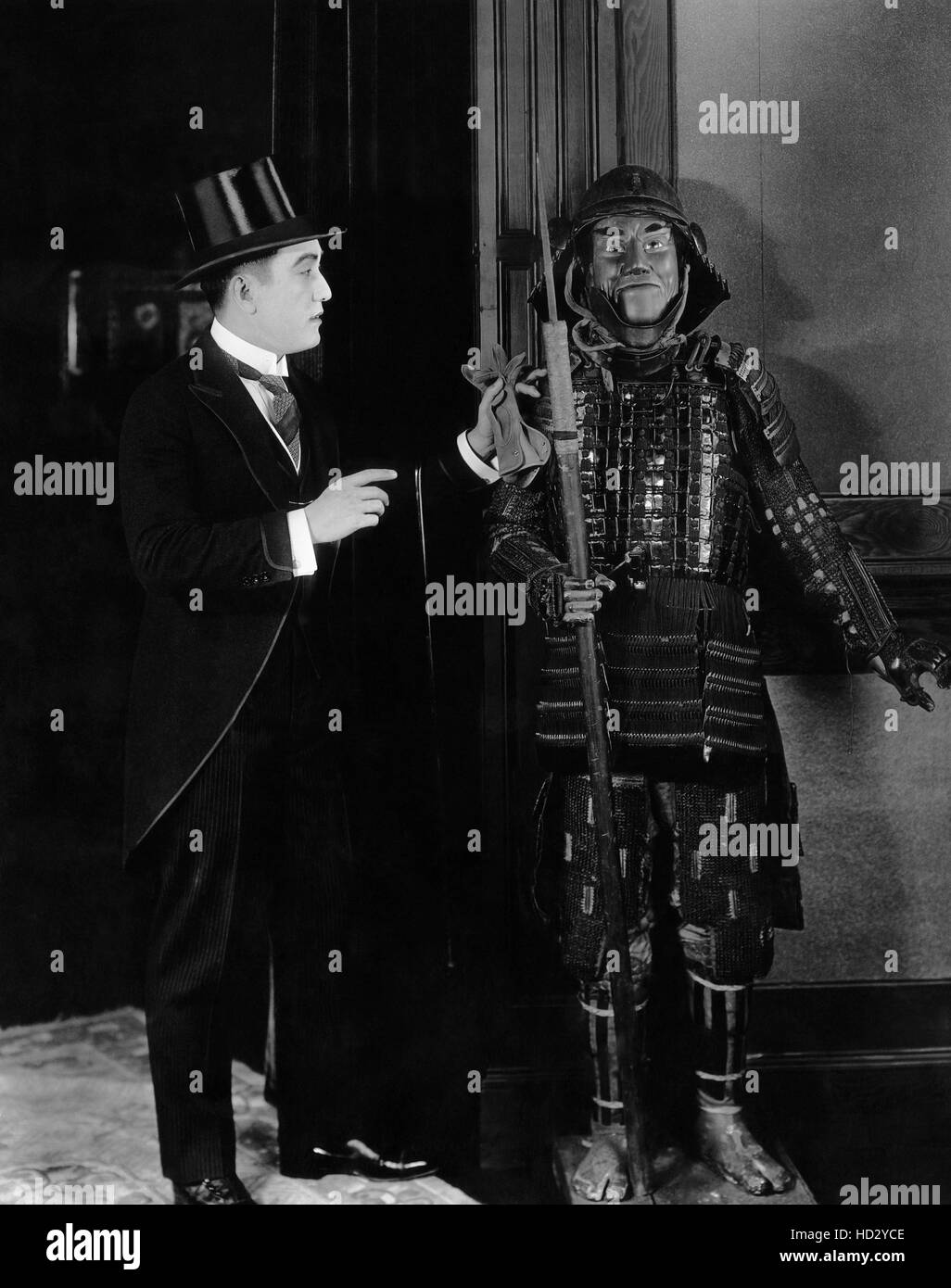 Sessue Hayakawa, with a 15th-century suit of Japanese armour, 1923 Stock Photo