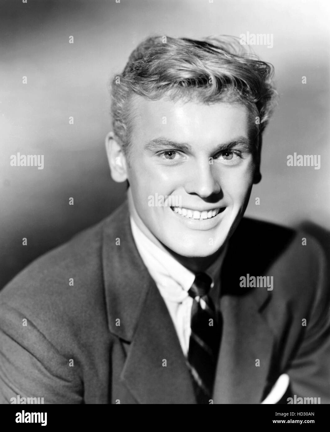 Тэб хантер в молодости. Таб хантер. Хантер актер. Таб хантер. Таб хантер.