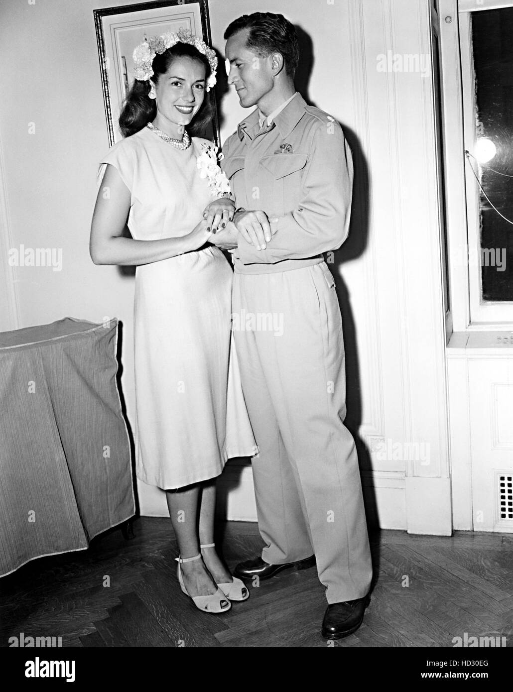 'TEX' MCCRARY and his wife, JINX FALKENBURG, after their wedding in NY, 1943 Stock Photo - Alamy