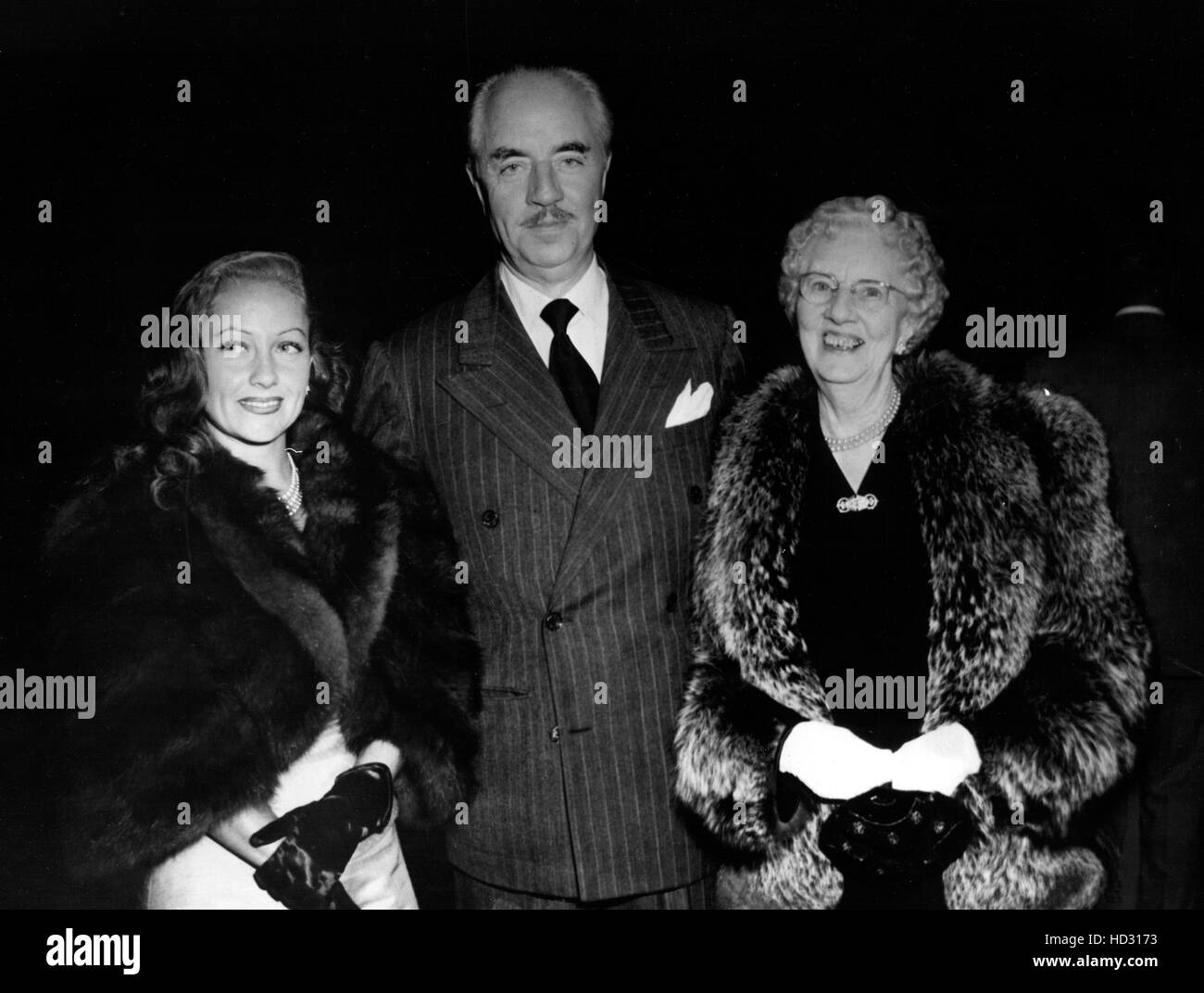 William Powell with wife Diana Lewis (l.) and his mother Nettie Powell