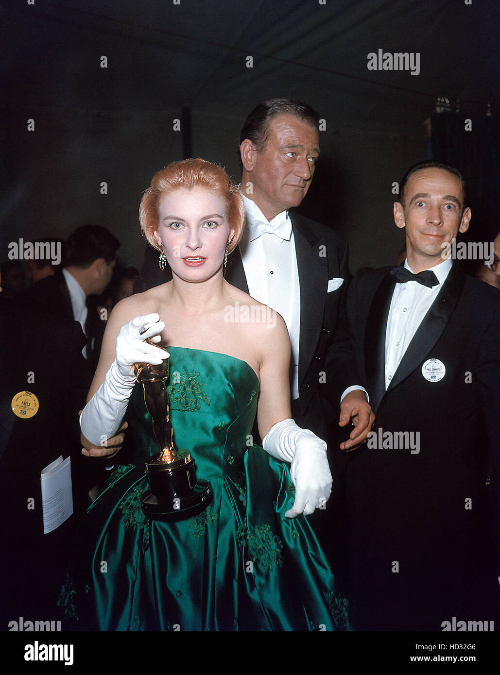 Joanne Woodward holding Oscar for Best Actress for THREE FACES OF EVE 1957 and John Wayne 1958 Stock Photo Alamy