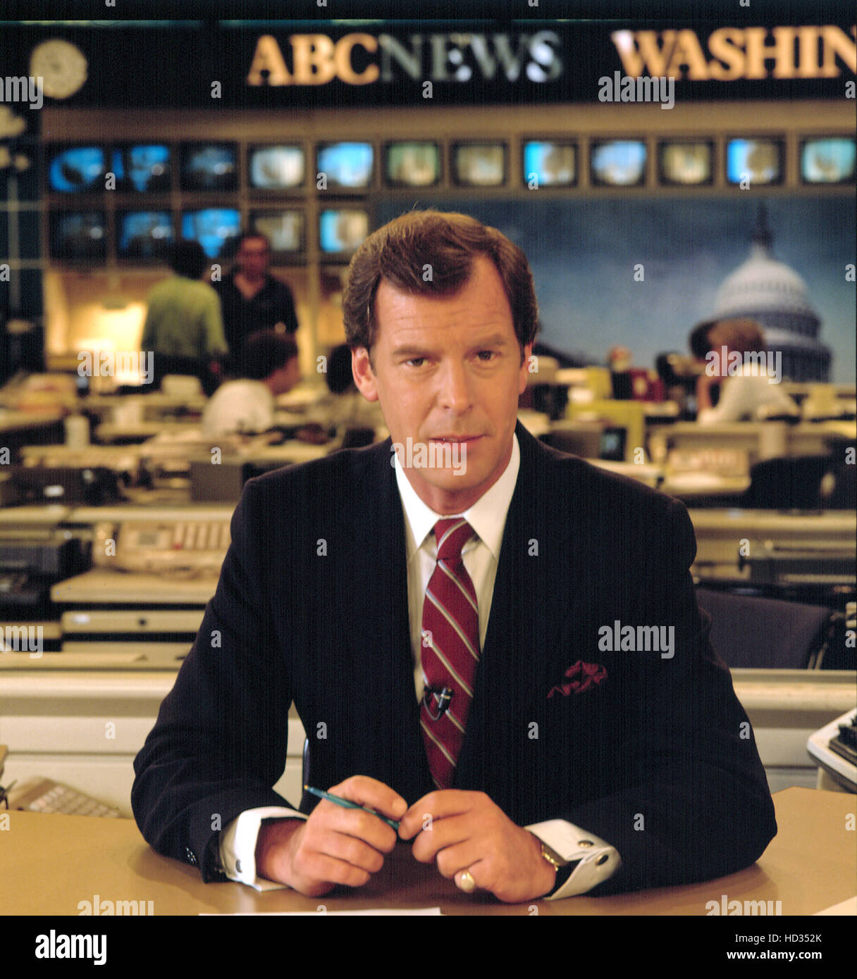 ABC WORLD NEWS TONIGHT, Peter Jennings, anchor, circa 1988. (c)ABC. Courtesy Everett Collection