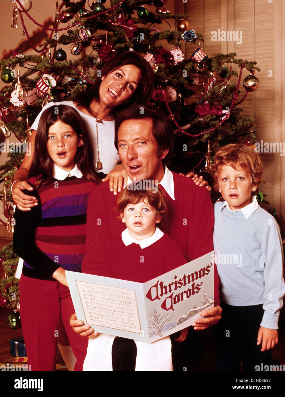 ANDY WILLIAMS CHRISTMAS SPECIAL, 12/13/73, Andy Williams, Claudine Longet &  their children, Noelle, Christian and Bobby Stock Photo - Alamy