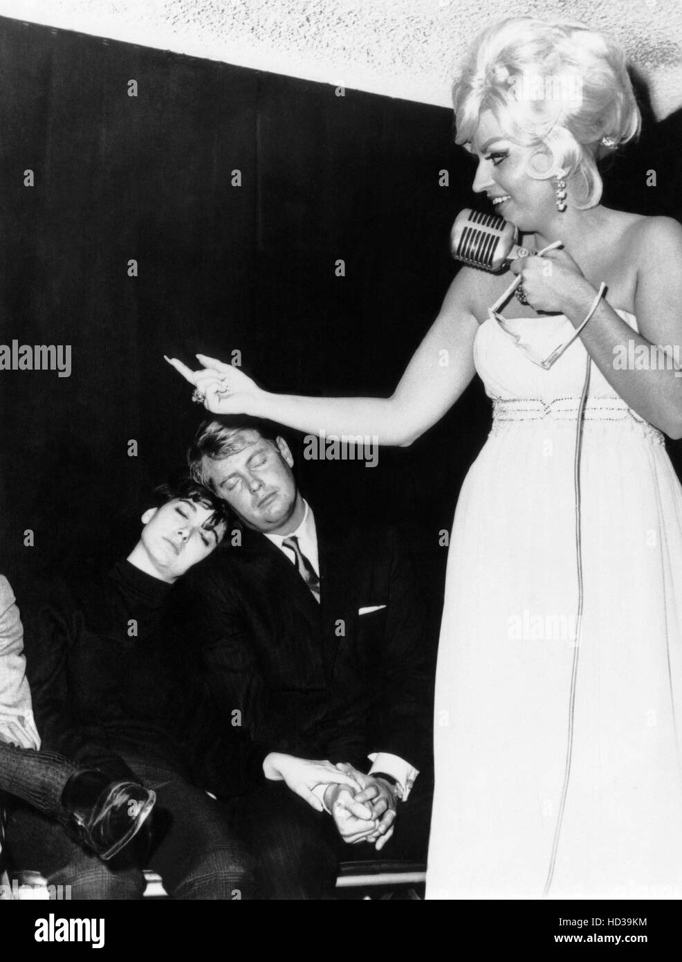 Suzanne Pleshette, left, and Troy Donahue, being hypnotized by nightclub performer Pat Collins, December 22, 1963 Stock Photo